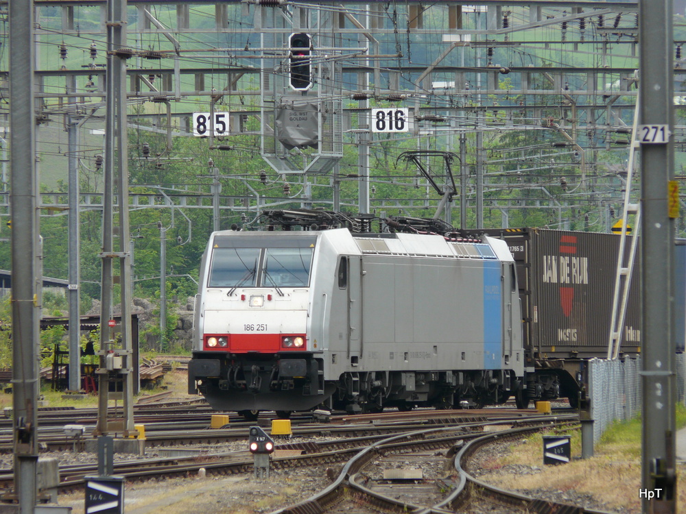 Railpool - 186 251-5 vor Güterzug bei der einfahrt im Bahnhof von Arth-Goldau am 29.05.2014