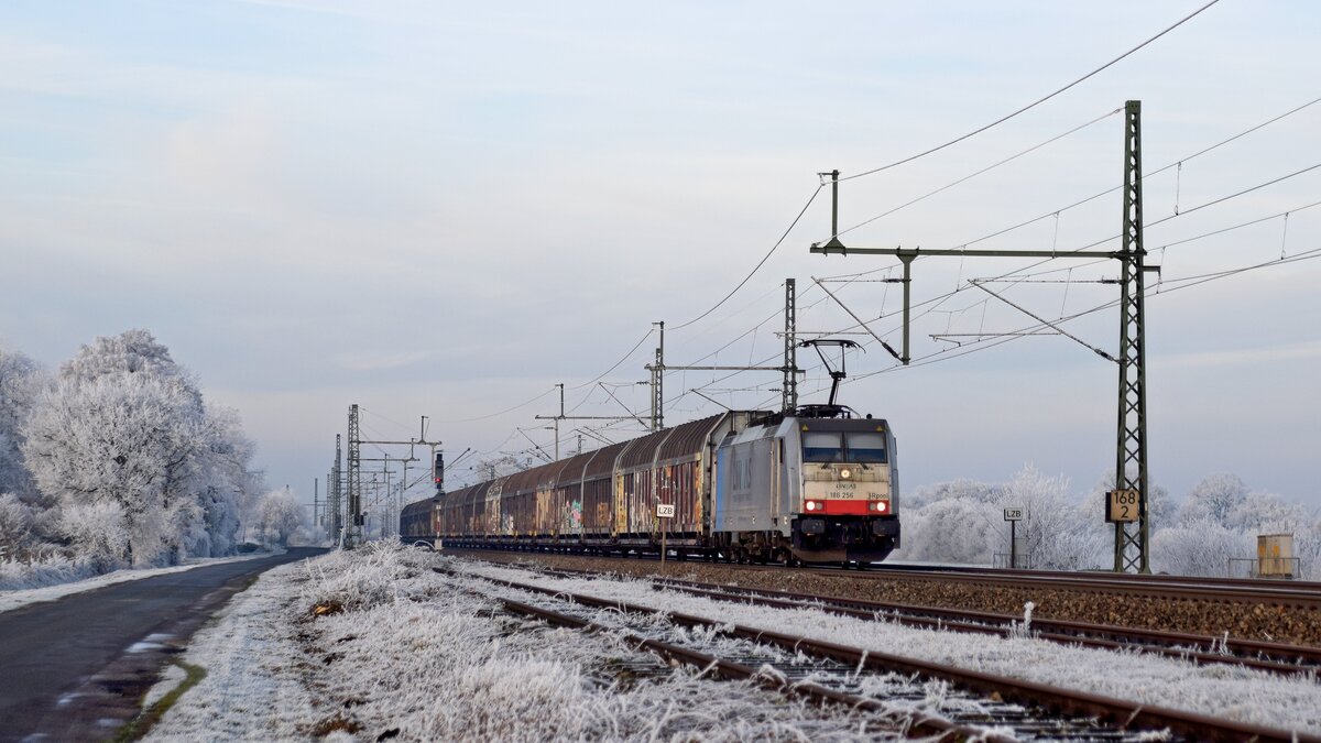 Railpool 186 256, vermietet an Lineas, mit Volvo-Logistikzug DGS 46257 Hallsberg RB - Gent Zeehaven (Diepholz, 22.12.2021).