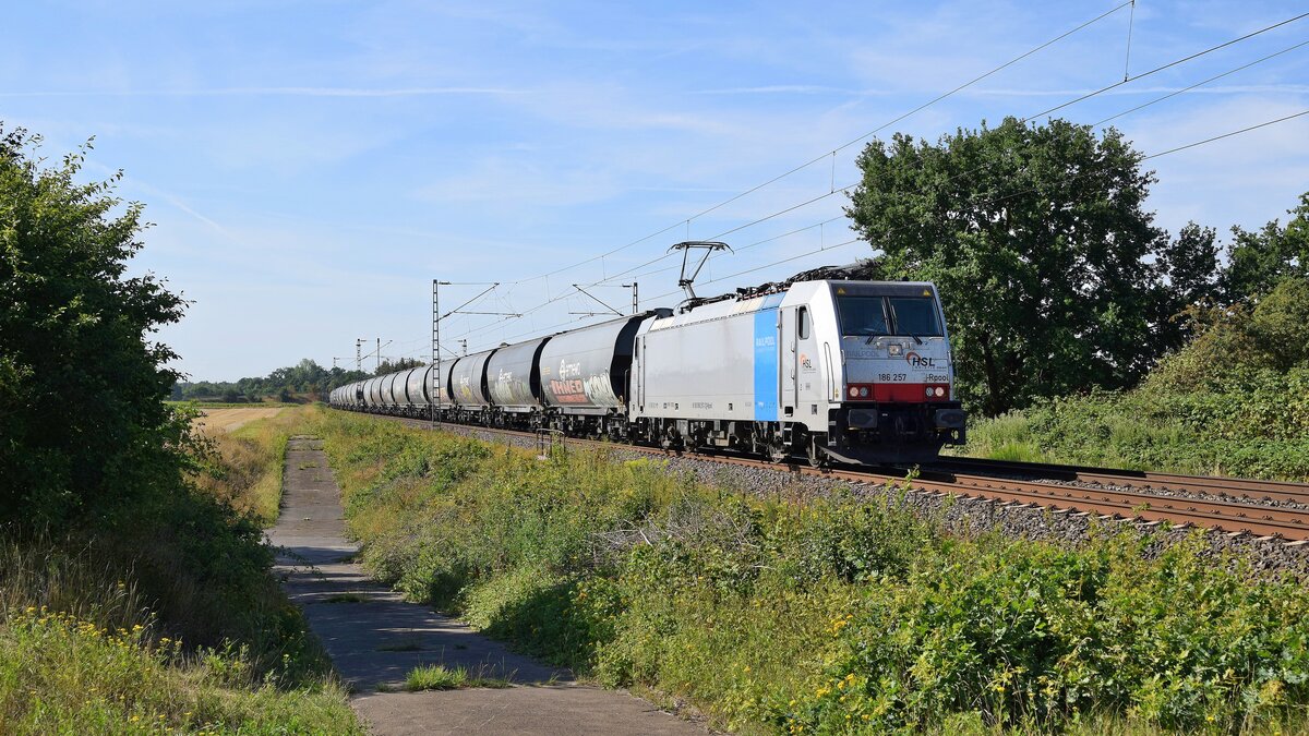 Railpool 186 257, vermietet an HSL Logistik, mit Getreidezug (?) in Richtung Bremen (Rohrsen, 02.08.2022).