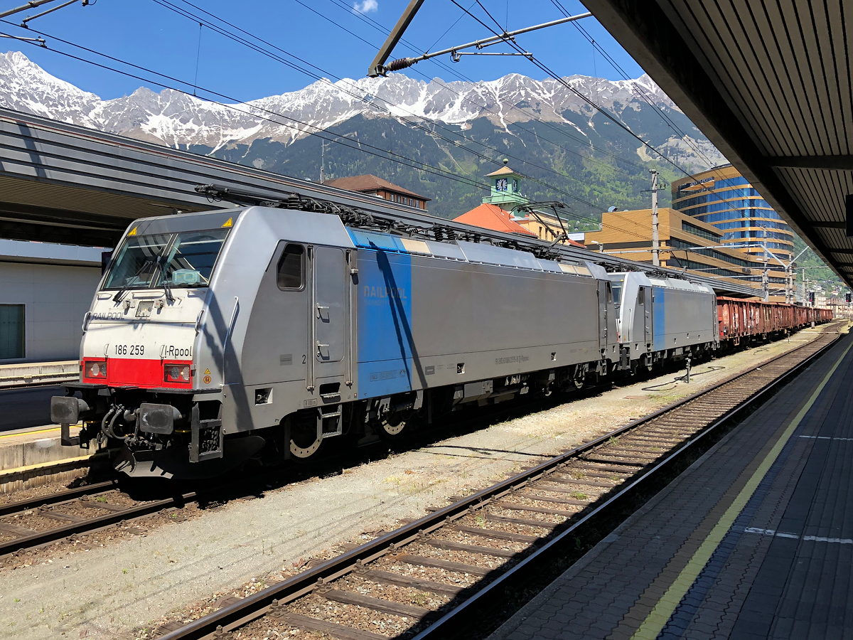 Railpool 186 259 & 282 mit einem Schrottgüterzug nach Italien bei der Einfahrt in Innsbruck Hbf. Nach kurzem Zwischenhalt fuhr der Zug richtung Brenner weiter. Aufgenommen am 31.05.2021