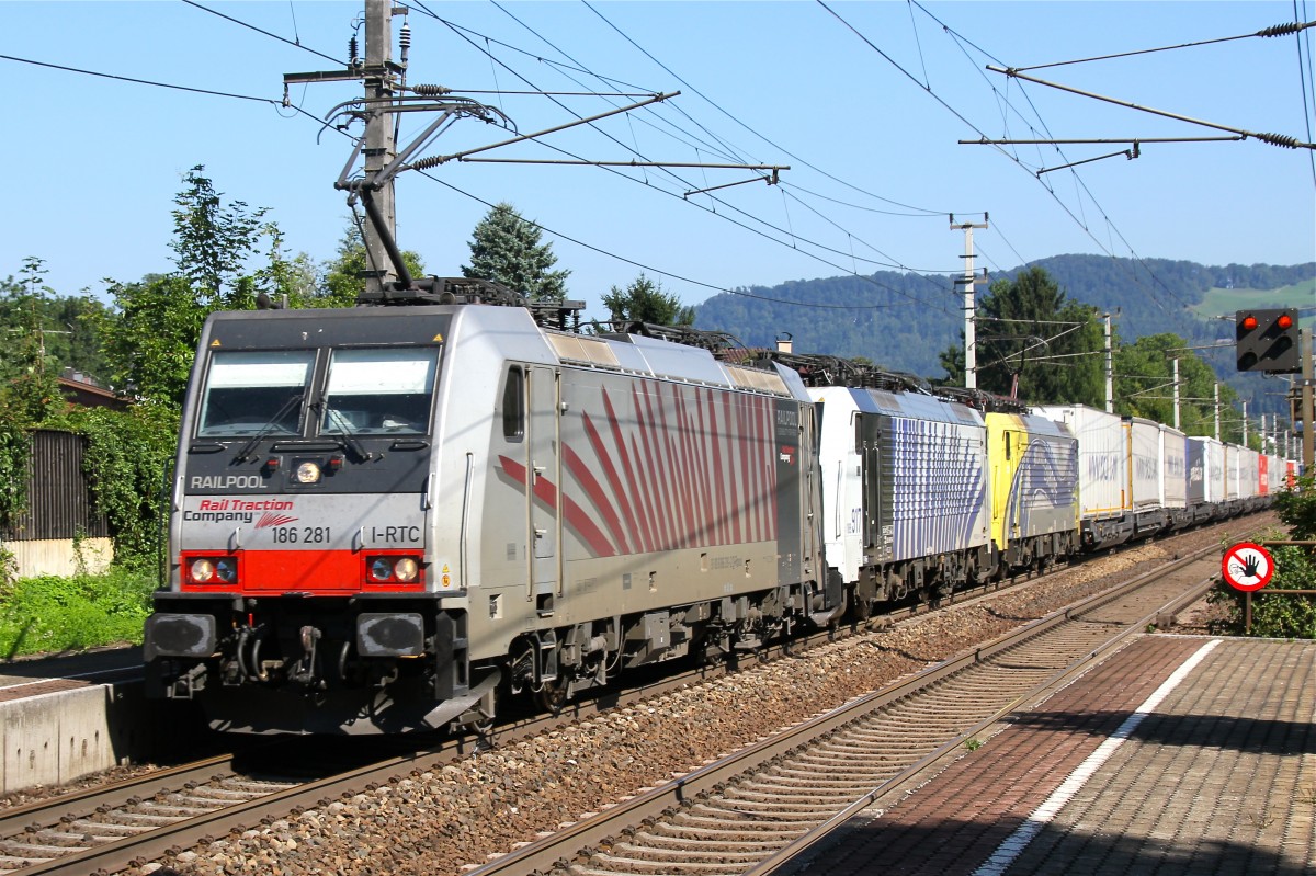 Railpool 186 281, Lokomotion 189 917 (kalt) und Lokomotion 189 912 mit einem KLV Ekol-Zug bei der Durchfahrt in Salzburg-S�d Richtung Bischofshofen, aufgenommen am 04.09.2013
