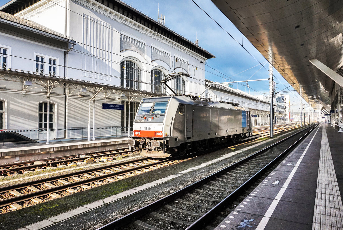 RAILPOOL 186 284-6 durchfährt als Lz, den Salzburger Hbf.
Aufgenommen am 27.12.2017.