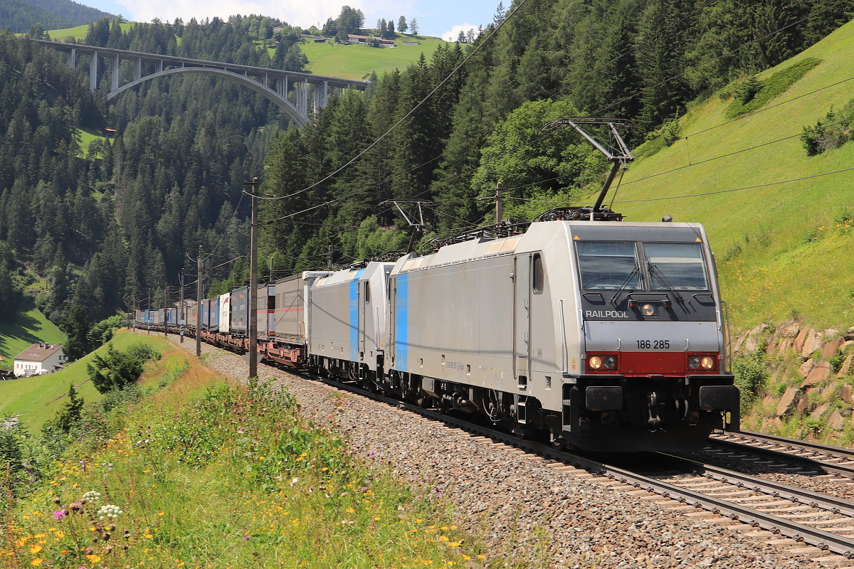 Railpool 186 285 & 186 287 mit einem KLV Zug Richtung Brenner/Italien hier kurz vor dem Bahnhof St. Jodok am Brenner. Aufgenommen am 23.07.2021
