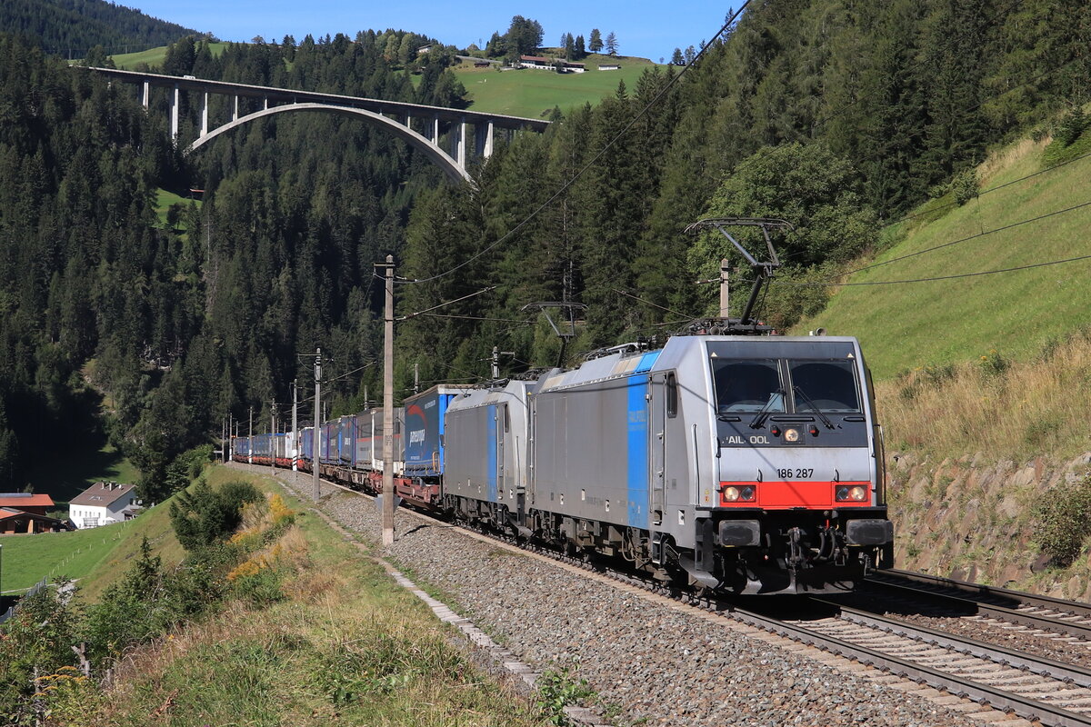 Railpool 186 287 & 186 285 ziehen einen schweren KLV Zug nach Italien hoch auf den Brennerpass. Aufgenommen bei St. Jodok am Brenner am 25.09.2021