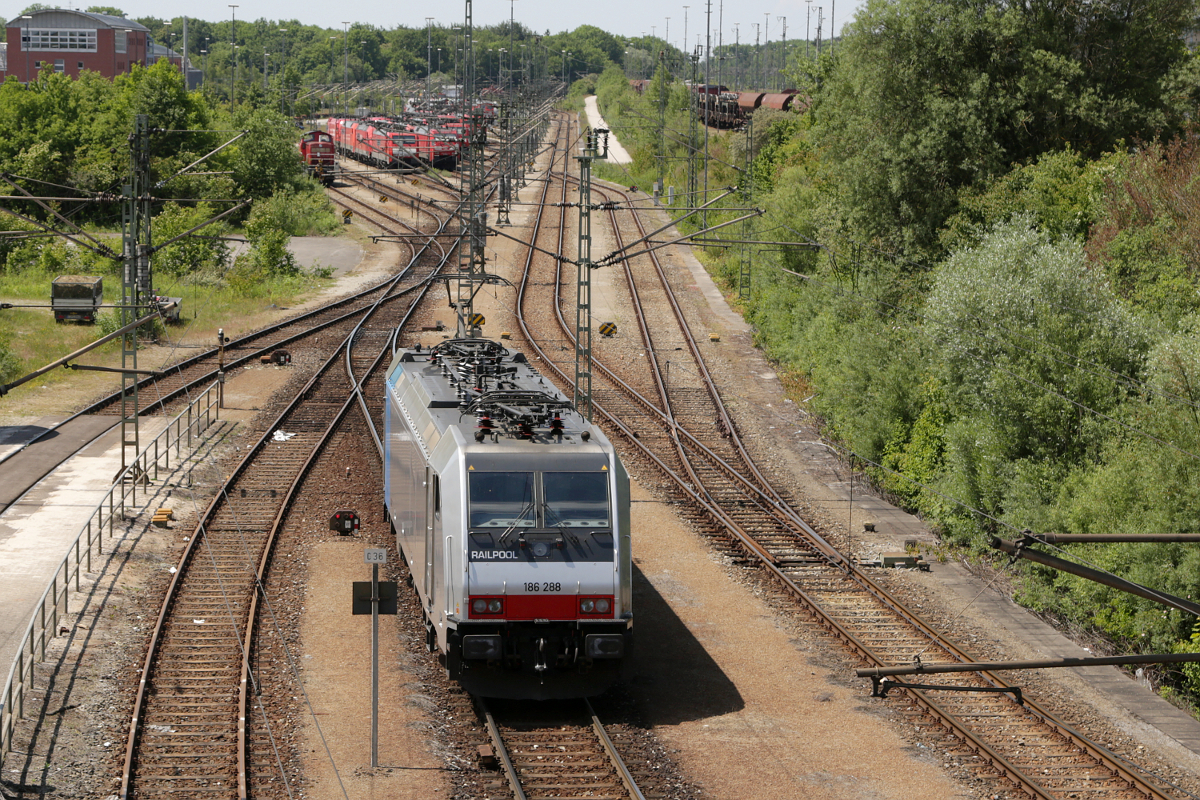 Railpool 186 288 begibt sich ins Bw am Rangierbahnhof München Nord, 07.06.2014