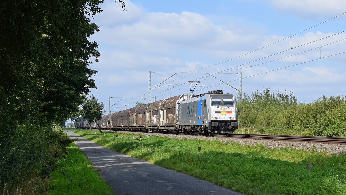 Railpool 186 291, vermietet an Lineas, mit Volvo-Logistikzug DGS 46257 Hallsberg RB - Gent Zeehaven (zwischen Lembruch und Diepholz, 01.09.2021).