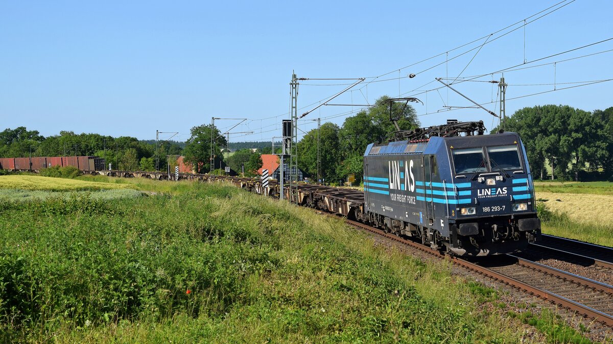 Railpool 186 293, vermietet an Lineas, mit Volvo-Logistikzug DGS 46257 Hallsberg RB - Gent Zeehaven (Vehrte, 13.06.2021).