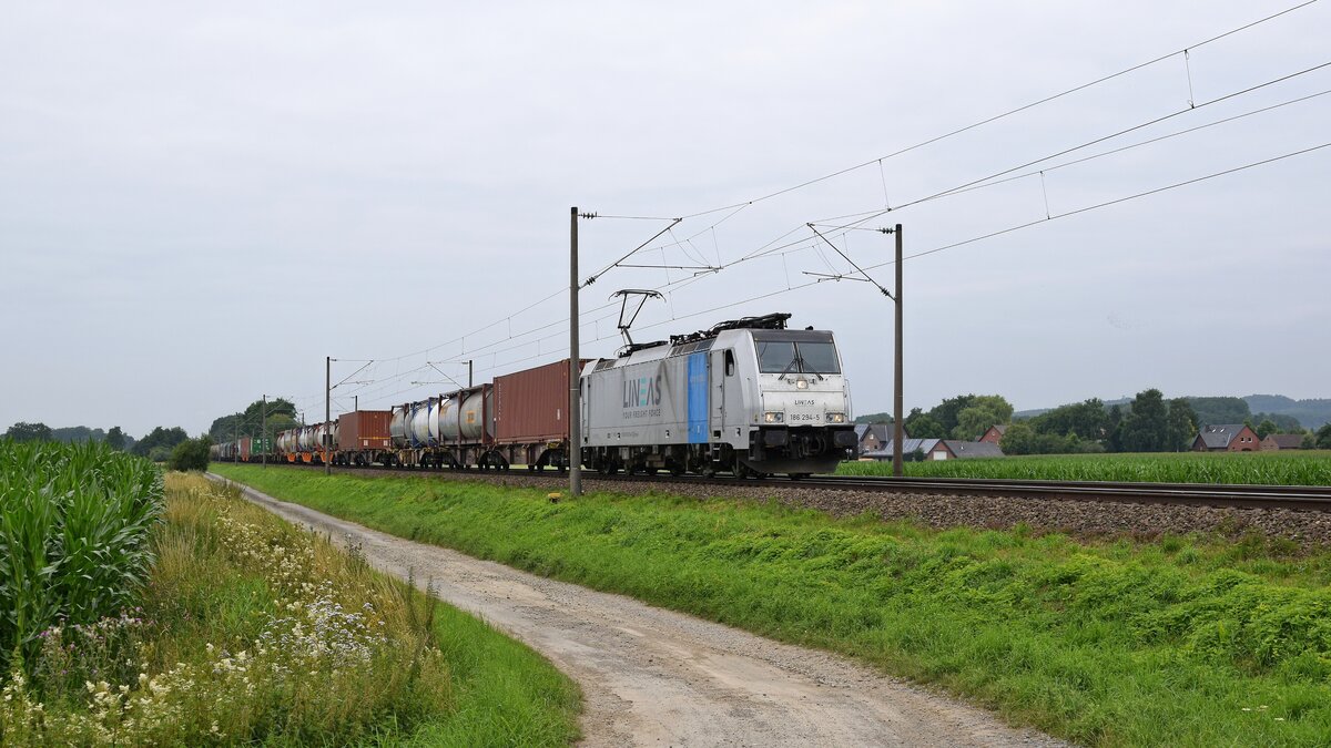 Railpool 186 294, vermietet an Lineas, mit Containerzug in Richtung Löhne (bei Melle, 21.07.2021).