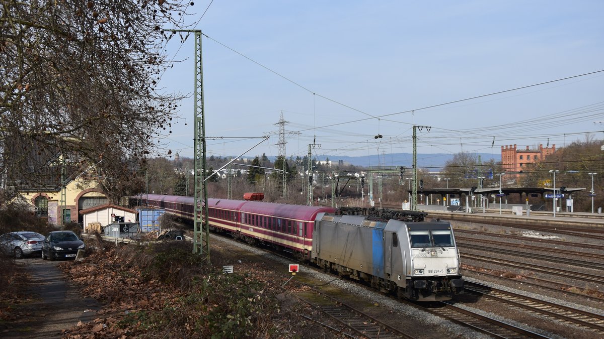 Railpool 186 294 zieht den Krokus-Express in Richtung Österreich durch Wiesbaden Ost. Aufgenommen am 23.2.2019 13:20