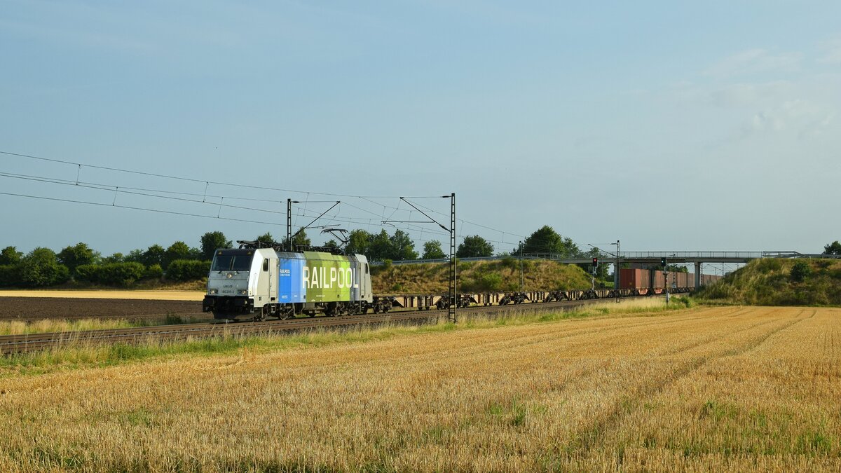 Railpool 186 295-2, vermietet an Lineas, mit Volvo-Logistikzug DGS 46253 Älmhult - Gent Zeehaven (Marl, NI, 14.07.2023).