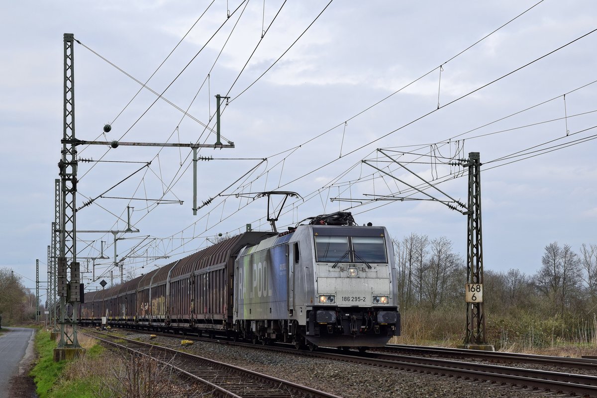 Railpool 186 295, vermietet an Lineas, mit DGS 46257 Hallsberg RB - Gent Zeehaven (bei Diepholz, 18.03.2020).