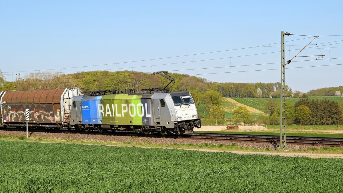 Railpool 186 295, vermietet an Lineas, mit Volvo-Logistikzug DGS 46257 Hallsberg RB - Gent Zeehaven (Vehrte, 23.04.2022).