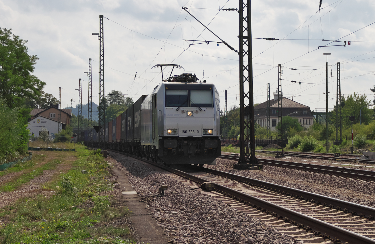 Railpool 186 296-0 mit Containerzug aus Richtung Saarbrücken. Durch die Sperrung in Rastatt gibt es auch einige Güterzugumleiter durch das Saarland. Bahnstrecke 3230 Saarbrücken - Karthaus in Bous am 26.08.2017
