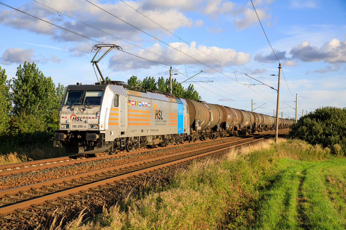 Railpool 186 299 für HSL mit einem Kesselzug von Stendell nach Rostock Seehafen. Aufgenommen am 30.08.2022 in Andershof.