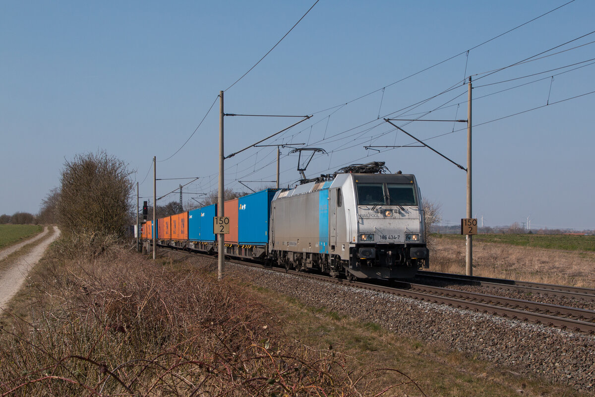 Railpool 186 434-7 mit einem Containerzug in Richtung Magdeburg am 28.03.2022 in Niederndodeleben.