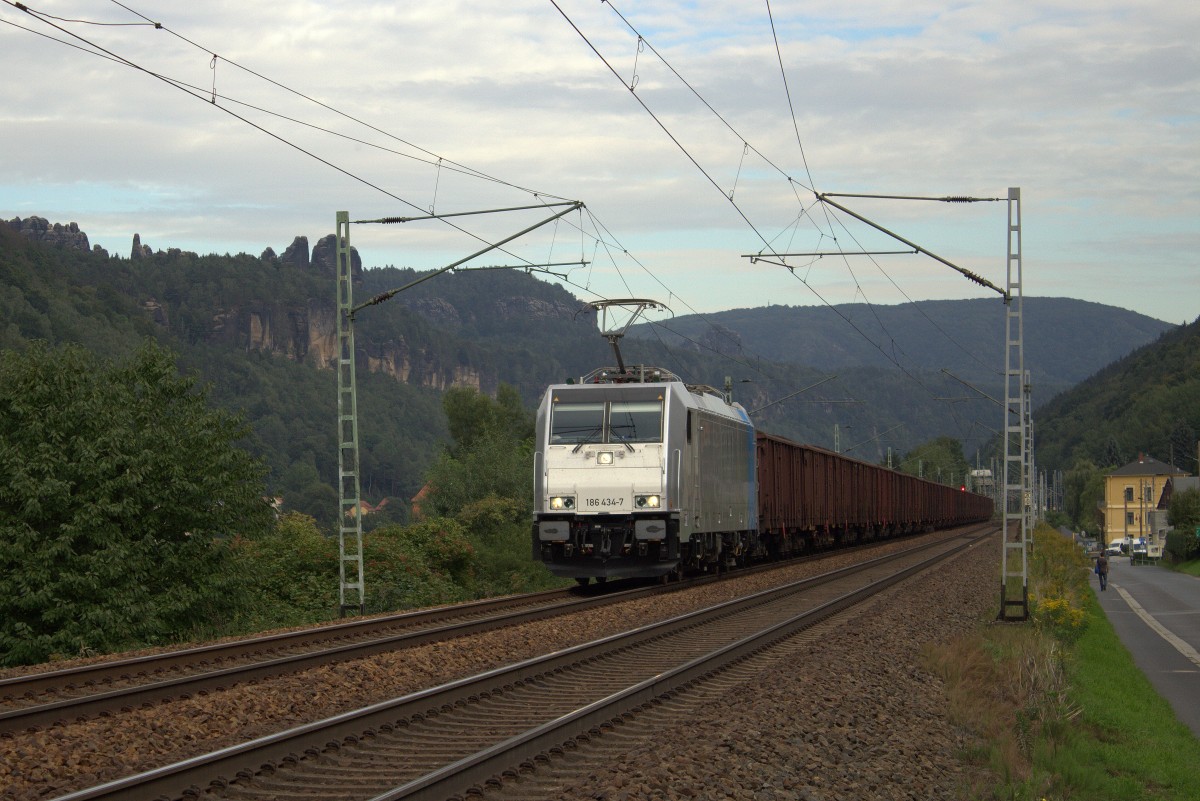 Railpool 186 434-7 mit Ganzgüterzug Eanos von Bad Schandau Ost gen Dresden. Aufgenommen in Krippen am 16.09.2015 