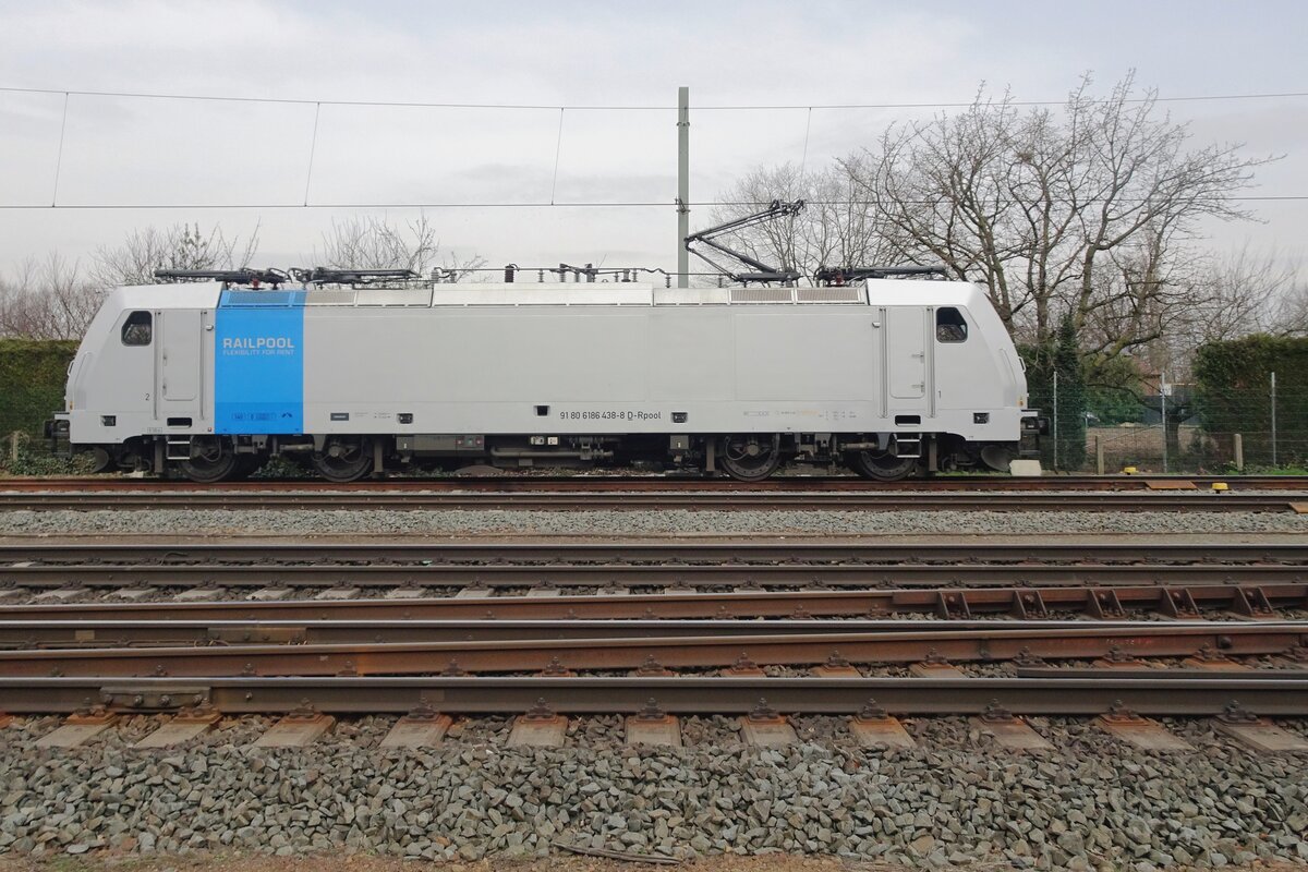 Railpool 186 438 war nür kurz in Dienst bei der RTB und steht am 16 März 2022 in Blerick abgestellt. Das Bild wurde etwas weniger zentriert um den Baum zu sparen.