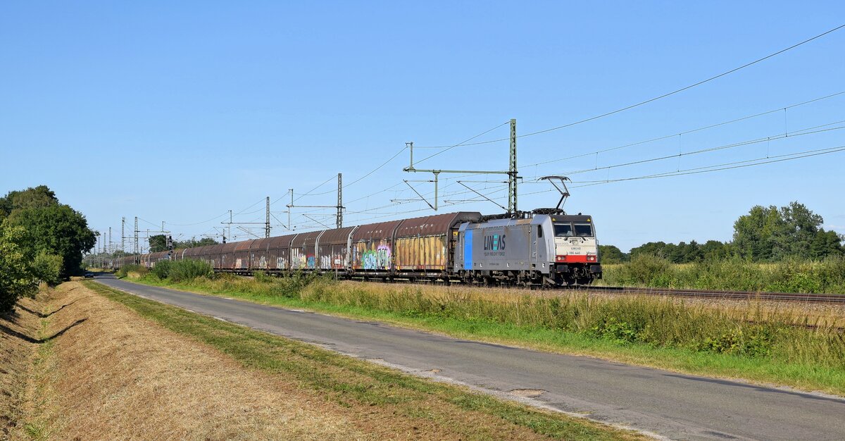 Railpool 186 446, vermietet an Lineas, mit Volvo-Logistikzug DGS 46257 Hallsberg RB - Gent Zeehaven (Diepholz, 31.08.2022).