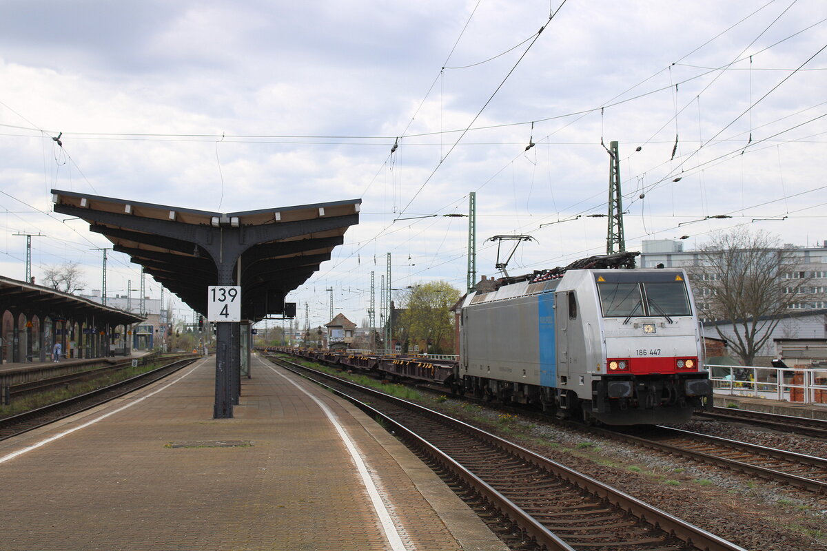 Railpool 186 447 mit leeren Containertragwagen Richtung Abzweig Brücke, am 05.04.2024 in Magdeburg-Neustadt.