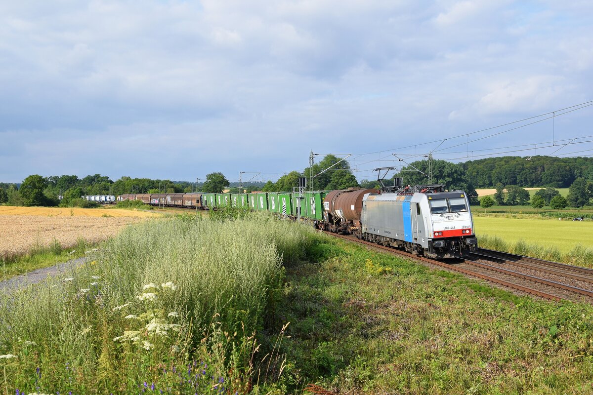 Railpool 186 448, vermietet an Lineas, mit Containerzug in Richtung Osnabrück (Vehrte, 20.07.2021).