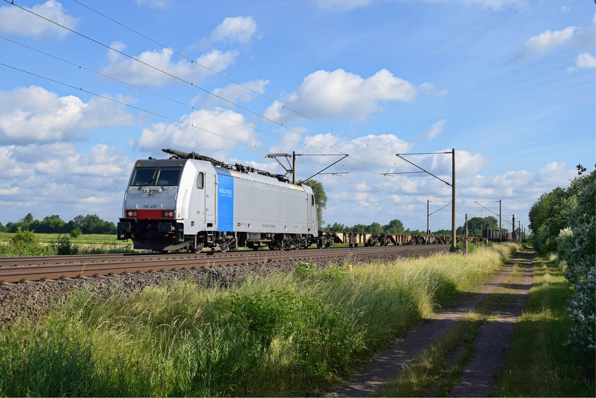 Railpool 186 450, vermietet an Lineas, mit nur zum Teil ausgelastetem Volvo-Logistikzug DGS 46255 Hallsberg RB - Gent Zeehaven (Hüde, 19.06.2021).