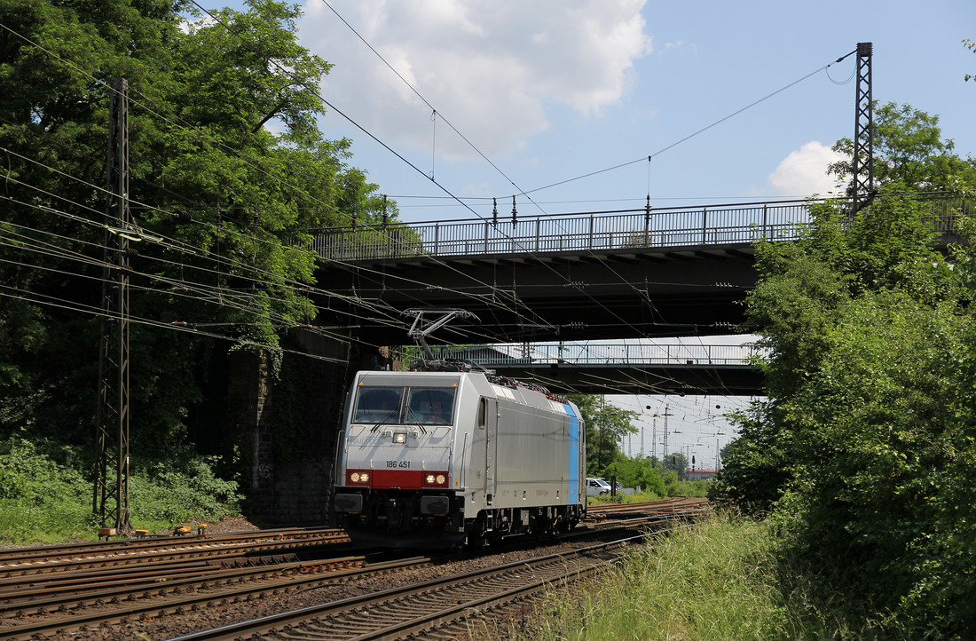 Railpool 186 451 (aktueller Nutzer nicht bekannt) nebst freundlichem Tf der per Licht, winken und Makrofon gegrüßt hat. *Daumen hoch*
Aufgenommen am 30. Mai in Oberhausen-Osterfeld.