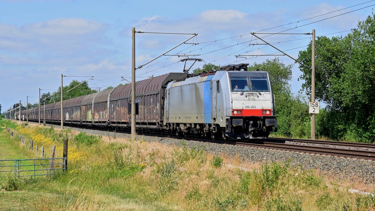 Railpool 186 453, vermietet an Lineas, mit Schiebwandwagen (für Volvo, Gent) und einem mit zwei Aufliegern beladenen Doppeltaschenwagen am Schluss in Richtung Osnabrück (Hüde, 27.06.19).