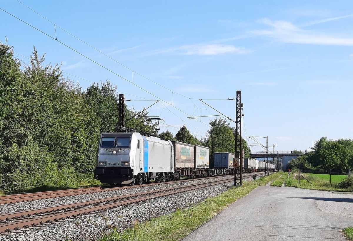 Railpool 186 458-6 mit einem Ambrogio-KLV Richtung Gemünden, am 25.08.2021 in Thüngersheim.