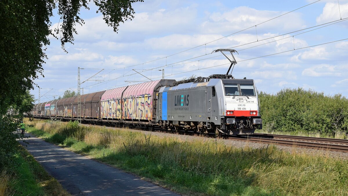 Railpool 186 494, vermietet an Lineas, mit Volvo-Logistikzug DGS 46257 Hallsberg RB - Gent Zeehaven (bei Lembruch, 20.08.2022).
