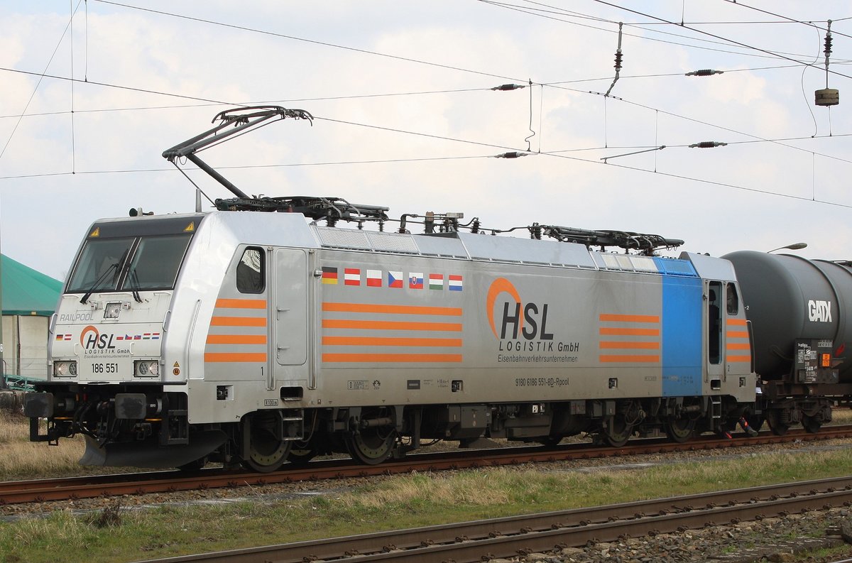 Railpool 186 551 für HSL vor Kesselwagenzug am 05.03.2020 in Anklam auf 3 - Aufnahme von der Hafenstrasse aus.