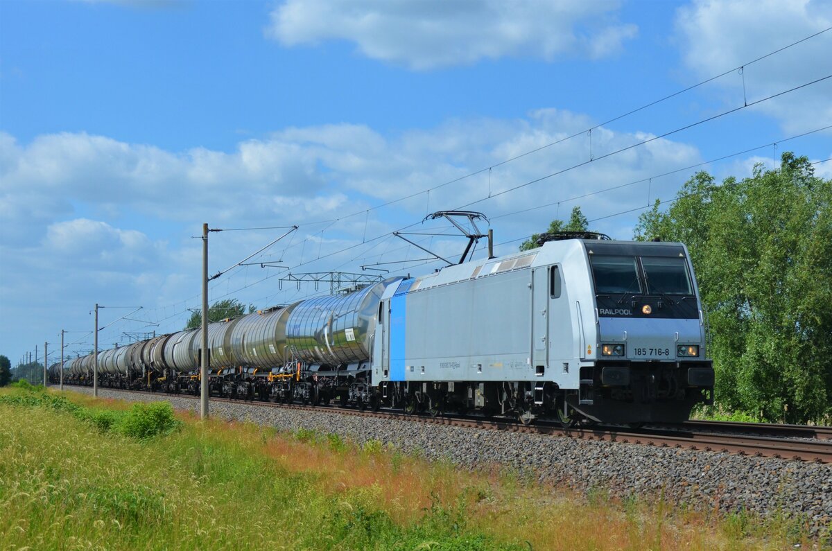 Railpool 186 716-8 fuhr am 13.06.2021 mit Kesseln aus Hamburg durch Vietznitz, weiter in Richtung Berliner Außenring.
Ort: Vieztznitz, 13.06.2021