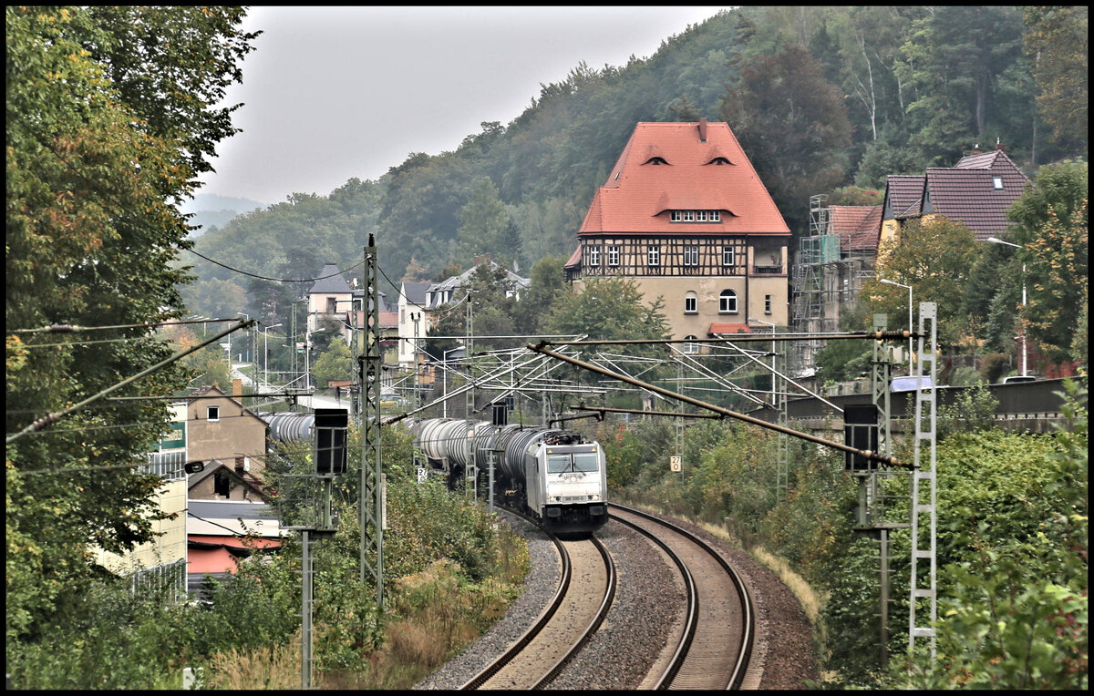 Railpool 186300-0 erreicht hier aus Tschechien kommend am 3.10.2026 um 12.05 Uhr mit einem Kesselwagen Zug K�nigstein an der Elbe.