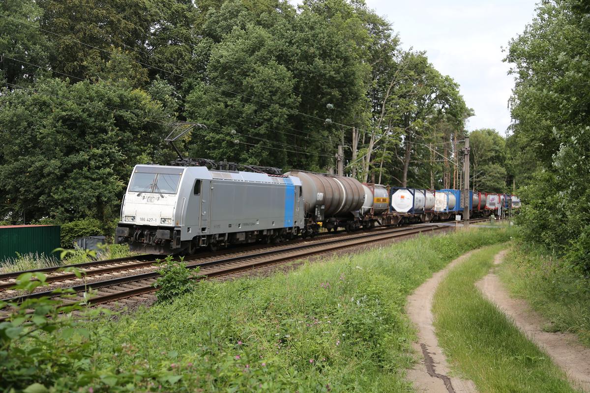 Railpool 186427-1 ist hier bei Osnabrück Atter mit einem Containerzug am 28.6.2020 um 15.30 Uhr in Richtung Rheine unterwegs.