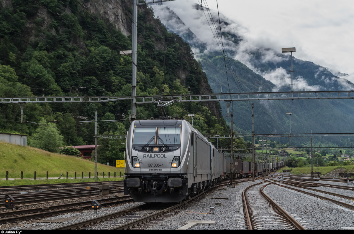 Railpool 187 005, im Einsatz für BLS Cargo, erreicht am Vormittag des 4. Juni 2016 mit einem der wenigen Güterzüge des Tages vom Gotthard her kommend Erstfeld. Durch die zahlreichen Extrazüge zur Eröffnung des Gotthard Basistunnels war die Strecke so stark ausgelastet, dass der Güterverkehr tagsüber praktisch eingestellt wurde.