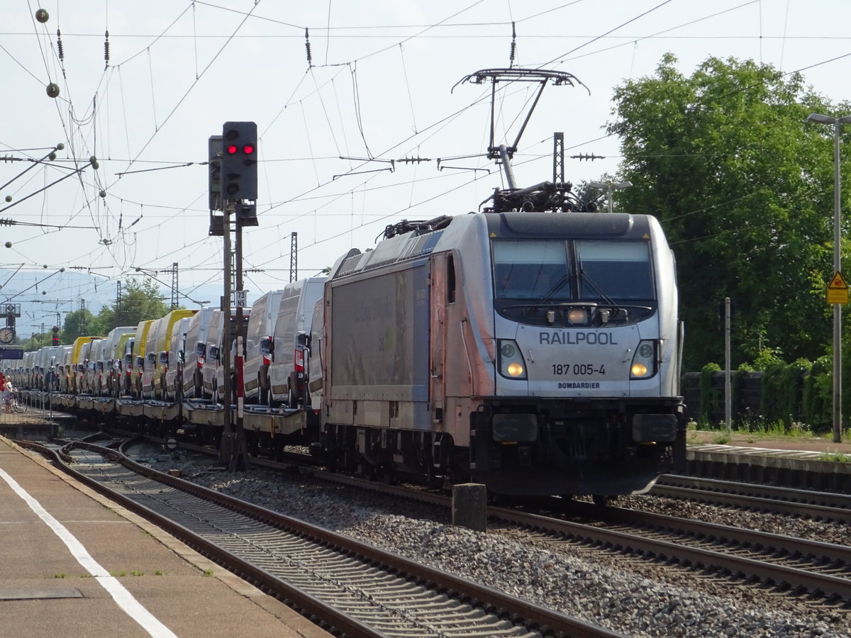 Railpool 187 005 mit neuen Transportern im Bahnhof Denzlingen. Aufgenommen im Juli 2018.