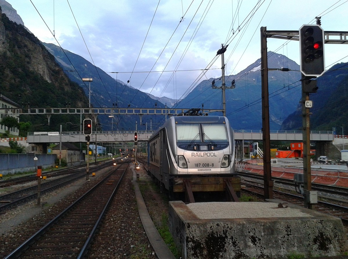 RAILPOOL 187 008-8 am 22.7.2015 auf einem Abstellgleis im Bahnhof Erstfeld.