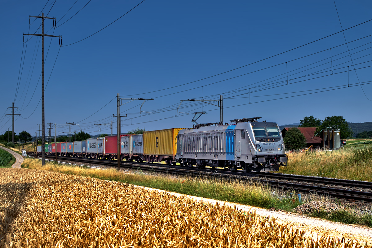 Railpool 187 008-8 donnert bei Möhlin mit einem KLV Zug vorüber.Bild vom 10.7.2015