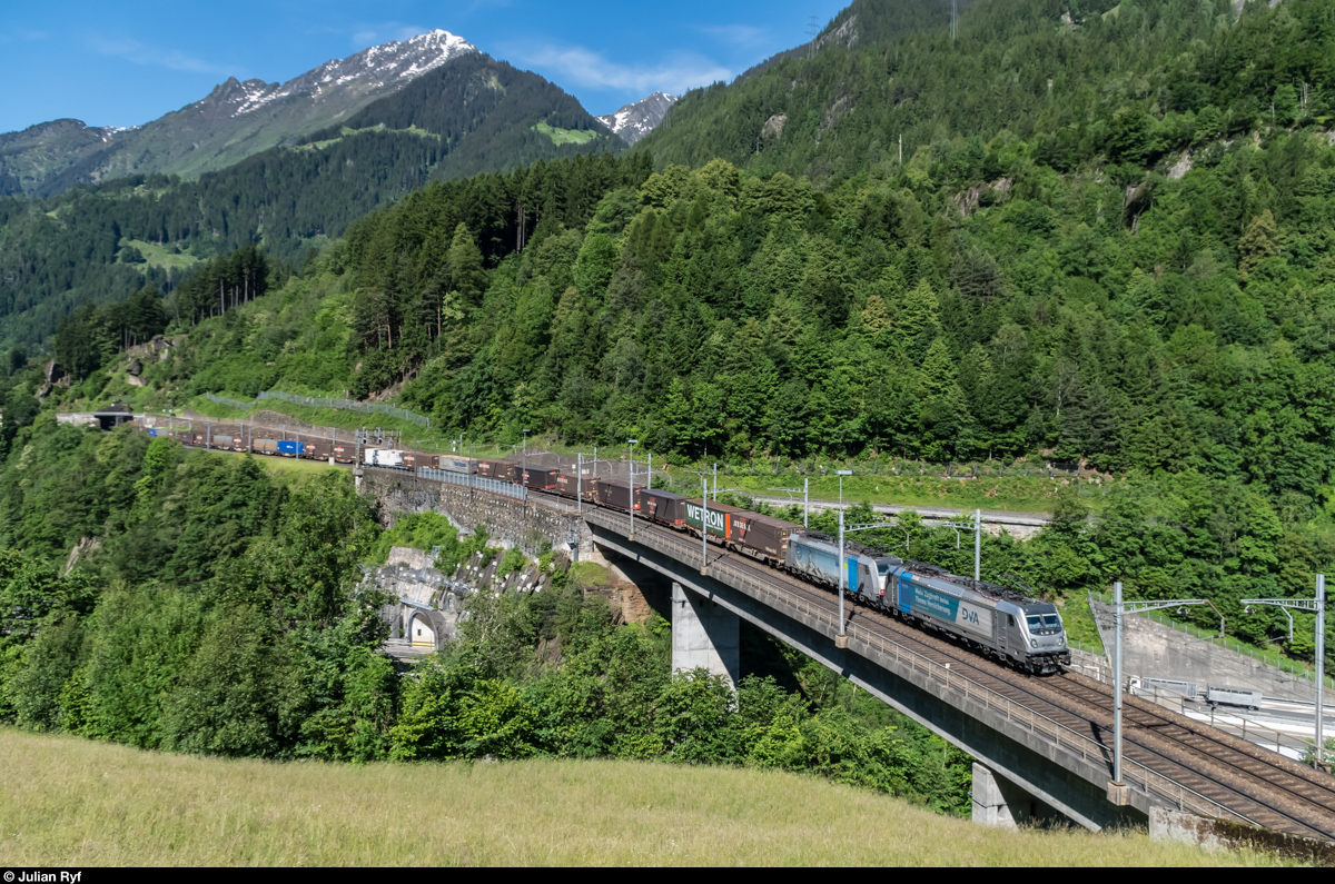 Railpool 187 008 mit Werbeblache für die DVA Deutsche Verkehrs-Assekuranz-
Vermittlungs-GmbH und gegenwärtig für BLS Cargo im Einsatz, führt vor einer Lok der Baureihe 186 desselben Vermieters am 10. Juni 2016 einen Güterzug über die Intschireussbrücke talwärts.