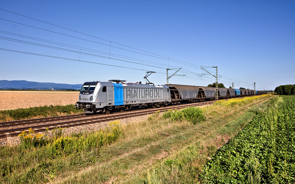 Railpool 187 302-5 fährt in Stephansposching mit einem Getreidezug nach Nord.Bild 7.8.2017