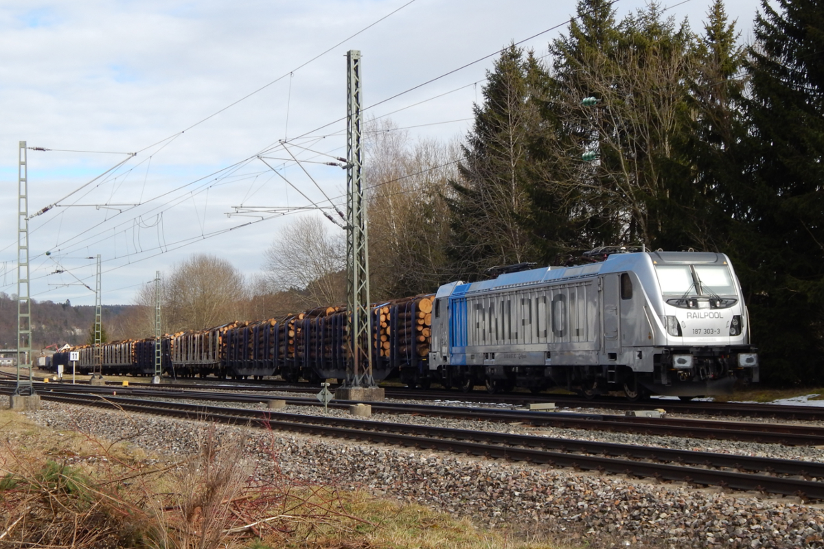 Railpool 187 303-3 steht am 09.03.18 mit einem abgefertigten Holzzug in Immendingen.