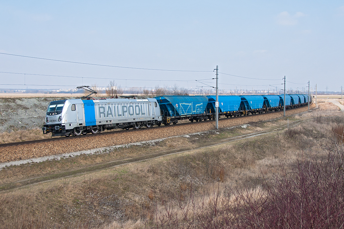 Railpool 187 306, am 13.03.2017 unterwegs mit diesem Ganzzug kurz vor dem Bahnhof in Tullnerfeld.