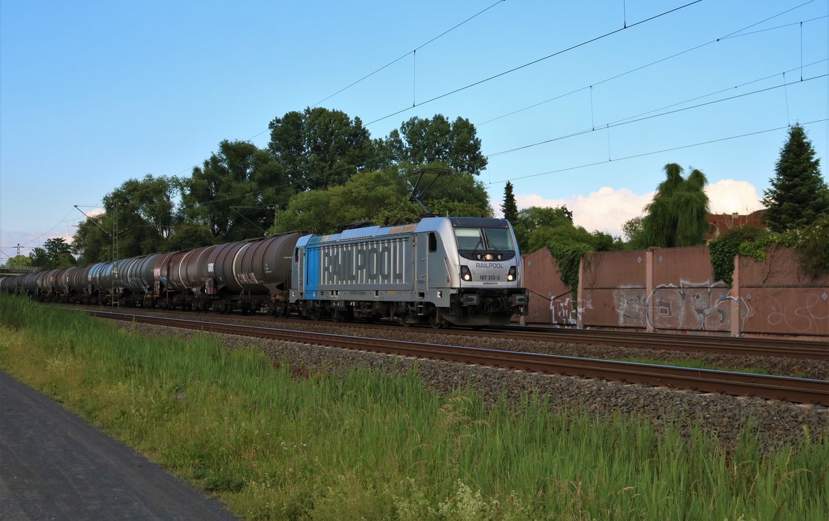 Railpool 187 313-2 mit Kesselwagen in Rodenbach (Main Kinzig Kreis) am 11.06.20