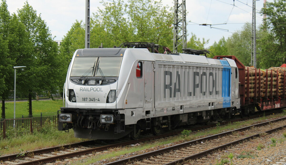 Railpool 187 345-4 mit einem Holzzug Richtung Saalfeld (S), am 12.05.2023 abgestellt in Jena-Göschwitz.