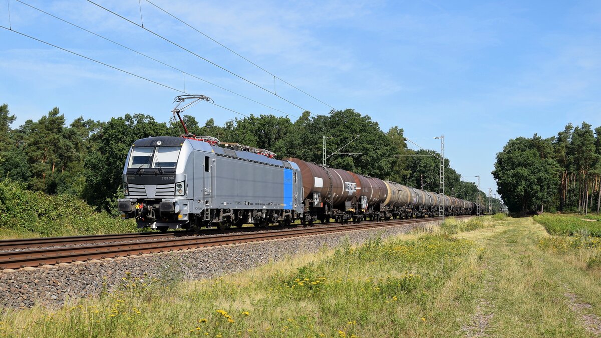 Railpool 193 086, vermietet an TX Logistik, mit Kesselwagenzug in Richtung Hannover (Rohrsen, 02.08.2022).