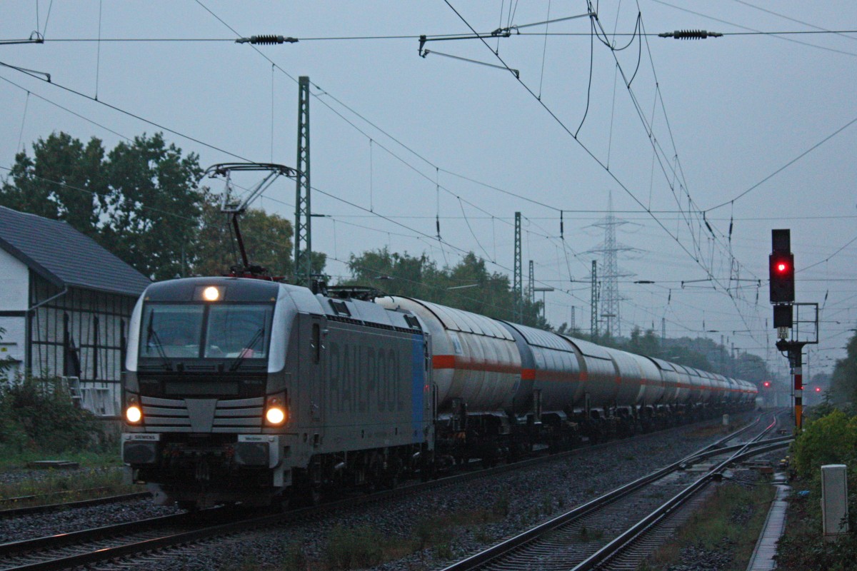 Railpool 193 801 zog am 11.10.13 für die IGE einen Gaskesselzug durch Ratingen-Lintorf.