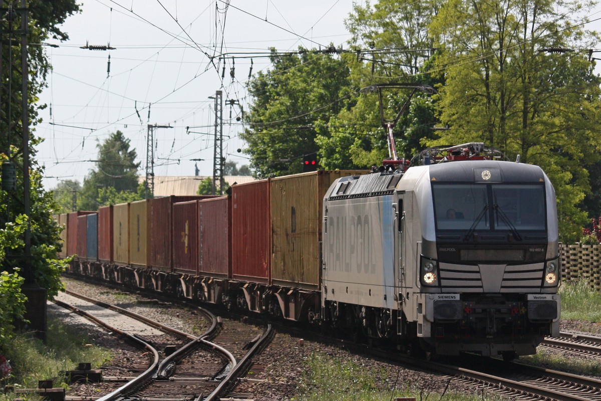 Railpool 193 802 war am 31.5.13 noch fr die EVB unterwegs und zog einen Containerzug durch Verden (Aller).