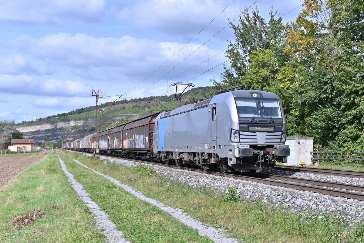 Railpool 193 804-2 mit zweiachsigen Schiebewandwagen bei Thüngersheim gen Würzburg fahrend am 28.9.2021