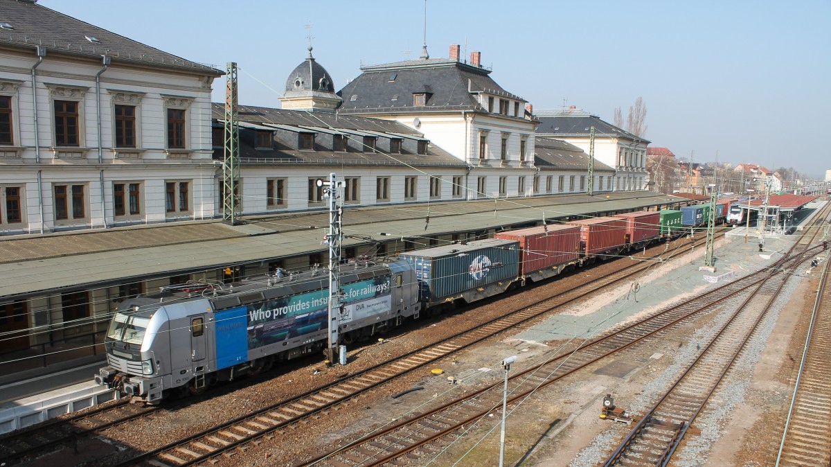Railpool 193 806-7 mit einem Containerzug bei der Durchfahrt durch Altenburg Hauptbahnhof.