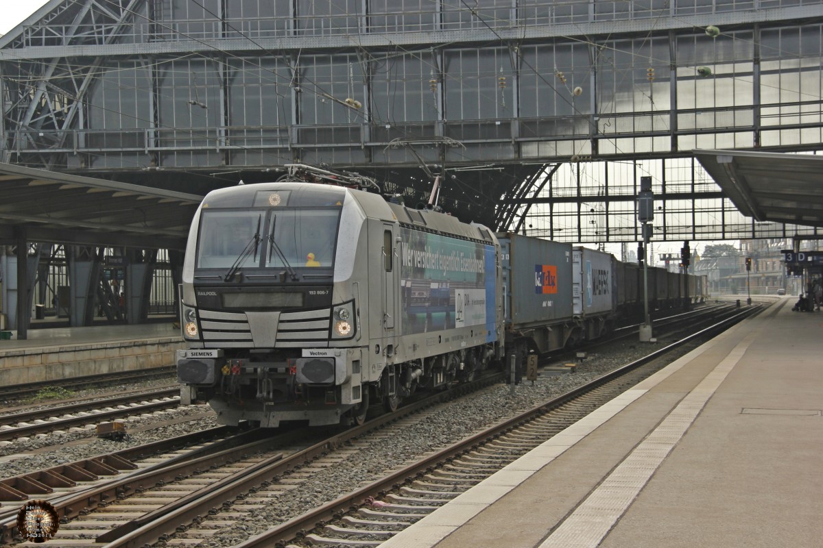 Railpool 193 806-7 Vectron mit einem Containerzug am 30.08.2013 in Bremen Hbf.