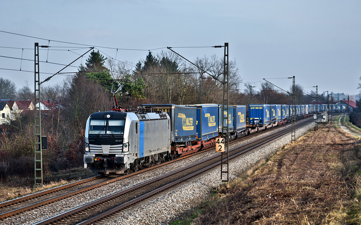 Railpool 193 827 fährt in Langenisarhofen mit einem LKW Walter Sattelaufliegerzug nach Nord vorüber.Bild 7.12.2017